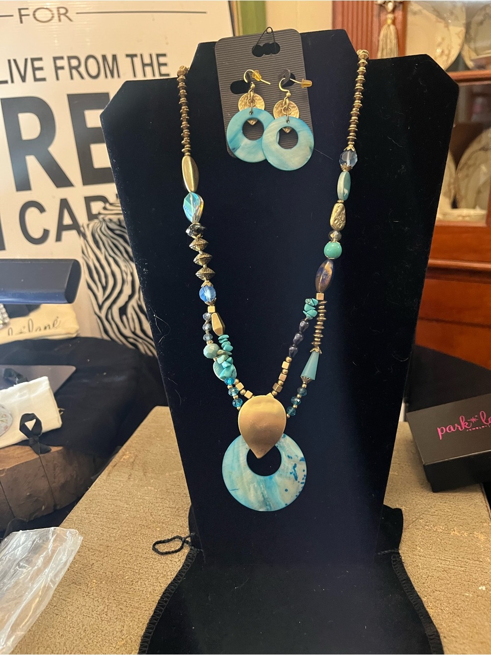 Turquoise Beaded Pendant Necklace & Earrings Set